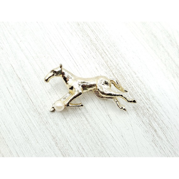 Jewelry - Vintage Horse Brooch Light Goldtone Mid Century Filly with Pearl